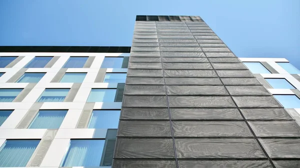 Modern Irodaépület Tükörképét Ablakok Épület Irodaépület Városközpontban — Stock Fotó