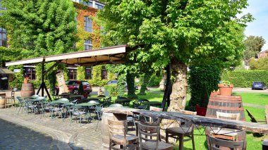 Varşova, Polonya. 16 Ağustos 2019. Dantel Fabrikası - Restoranlar ve galeriler... Özel bir eski fabrika. Varşova Wola bölgesinin en şık adresi. 