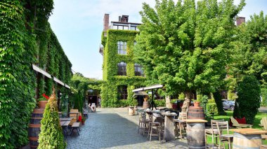 Varşova, Polonya. 16 Ağustos 2019. Dantel Fabrikası - Restoranlar ve galeriler... Özel bir eski fabrika. Varşova Wola bölgesinin en şık adresi. 