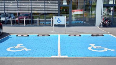 Varşova, Polonya. 16 Ağustos 2019. Özel ihtiyaçları olan kişiler için işaretli park yeri