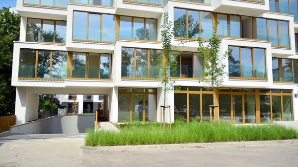 Warszawa Polen Augusti 2019 Modernt Lägenhetshus Potocka Apartamenty Solig Dag — Stockfoto