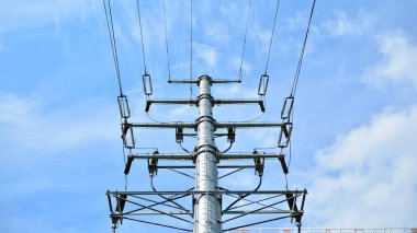 Yüksek gerilim iletim kulesi veya güç kulesi (elektrik direci) ve elektrik dağıtım trafo merkezi