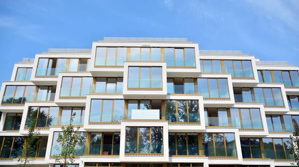 Hedendaagse Woongebouw Buitenkant Het Daglicht Moderne Appartementengebouwen Een Zonnige Dag — Stockfoto