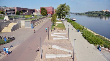 Varşova, Polonya. 17 Ağustos 2019. Varşova Vistula Nehri'nin batı tarafında Vistulan Bulvarları. Vistula nehri kıyısında gezinti
