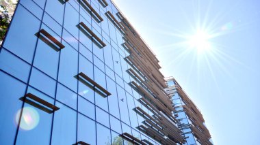Modern ofis bina detay, güneş ışığı ile cam yüzey