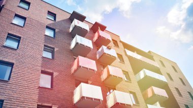 Modern apartman detay, güneş ışığı ile cam yüzey