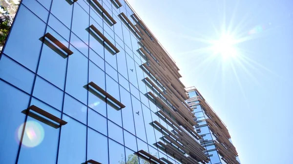 Detail Moderního Kancelářského Stavitelství Skleněný Povrch Slunečním Zářením — Stock fotografie