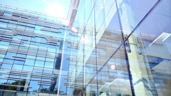 Modern ofis bina detay, güneş ışığı ile cam yüzey
