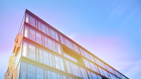 近代的なオフィスビルの詳細 太陽光付きガラス面 — ストック写真