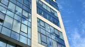 Panoramatický a perspektivní pohled na ocelové světle modré pozadí skleněné kancelářské budovy komerční moderní město budoucnosti. Obchodní koncept úspěšné technologické architektury v průmyslu. 
