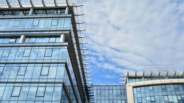 Panoramik ve perspektif geniş açı görünümü çelik ışık mavi arka plan cam ofis bina ticari modern şehir geleceğin. Başarı sanayi teknoloji mimarisiİş kavramı. 