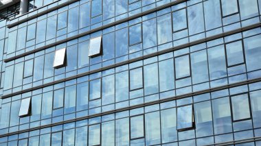 Panoramik ve perspektif geniş açı görünümü çelik ışık mavi arka plan cam ofis bina ticari modern şehir geleceğin. Başarı sanayi teknoloji mimarisiİş kavramı. 