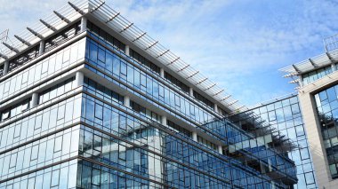 Panoramik ve perspektif geniş açı görünümü çelik ışık mavi arka plan cam ofis bina ticari modern şehir geleceğin. Başarı sanayi teknoloji mimarisiİş kavramı. 