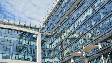 Panoramik ve perspektif geniş açı görünümü çelik ışık mavi arka plan cam ofis bina ticari modern şehir geleceğin. Başarı sanayi teknoloji mimarisiİş kavramı. 