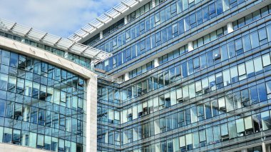 Panoramik ve perspektif geniş açı görünümü çelik ışık mavi arka plan cam ofis bina ticari modern şehir geleceğin. Başarı sanayi teknoloji mimarisiİş kavramı. 