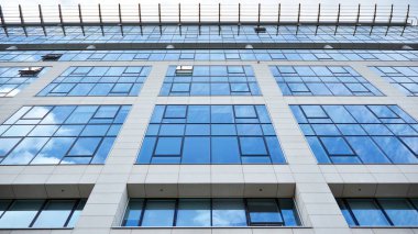 Panoramik ve perspektif geniş açı görünümü çelik ışık mavi arka plan cam ofis bina ticari modern şehir geleceğin. Başarı sanayi teknoloji mimarisiİş kavramı. 
