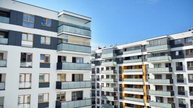 Çok öykülü yeni modern apartman. Şık oturma blok daireler.