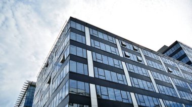 Panoramik ve perspektif geniş açı görünümü çelik ışık mavi arka plan cam ofis bina ticari modern şehir geleceğin. Başarı sanayi teknoloji mimarisiİş kavramı. 