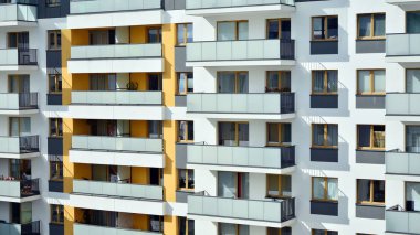 Çok öykülü yeni modern apartman. Şık oturma blok daireler.