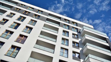 Çok öykülü yeni modern apartman. Şık oturma blok daireler.