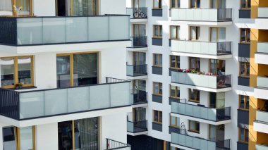 Çok öykülü yeni modern apartman. Şık oturma blok daireler.