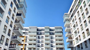 Çok öykülü yeni modern apartman. Şık oturma blok daireler.