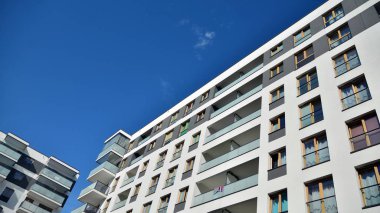 Çok öykülü yeni modern apartman. Şık oturma blok daireler.