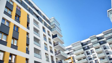 Çok öykülü yeni modern apartman. Şık oturma blok daireler.