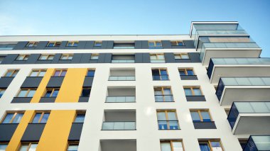 Çok öykülü yeni modern apartman. Şık oturma blok daireler.