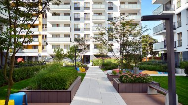 Çok öykülü yeni modern apartman. Şık oturma blok daireler.