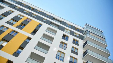 Çok öykülü yeni modern apartman. Şık oturma blok daireler.