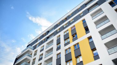 Çok öykülü yeni modern apartman. Şık oturma blok daireler.