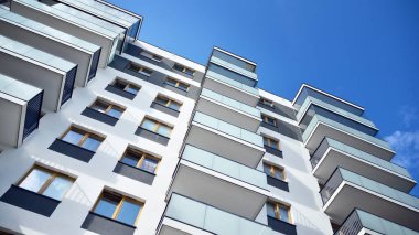 Çok öykülü yeni modern apartman. Şık oturma blok daireler.