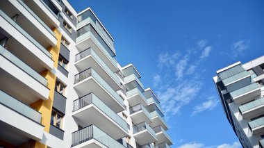 Çok öykülü yeni modern apartman. Şık oturma blok daireler.