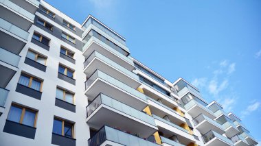 Çok öykülü yeni modern apartman. Şık oturma blok daireler.