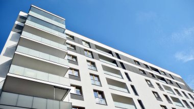 Çok öykülü yeni modern apartman. Şık oturma blok daireler.