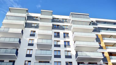 Çok öykülü yeni modern apartman. Şık oturma blok daireler.