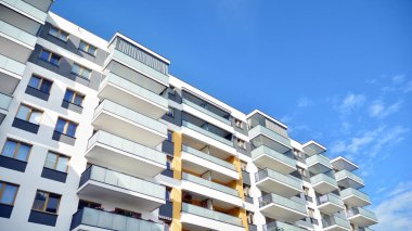 Çok öykülü yeni modern apartman. Şık oturma blok daireler.