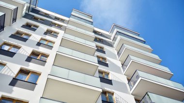 Çok öykülü yeni modern apartman. Şık oturma blok daireler.