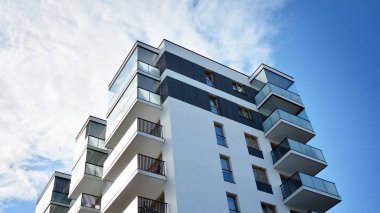 Çok öykülü yeni modern apartman. Şık oturma blok daireler.