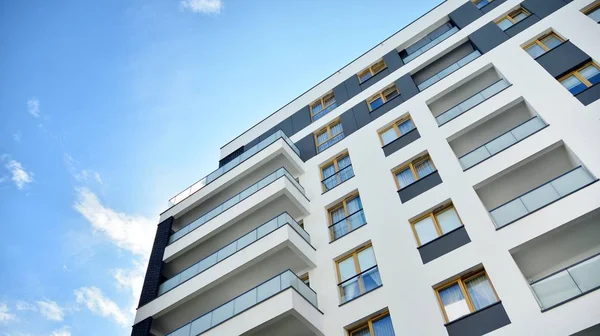 Çok öykülü yeni modern apartman. Şık oturma blok daireler.