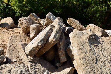 Yıkım ve yıkım alanı - tuğla kalıntıları ve zeminüzerinde yapı malzemesi artıkları