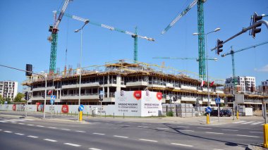 Varşova, Polonya. 9 Ağustos 2019. Artystyczny Zoliborz sahne iki inşaat. Bu modern bir konut emlak.