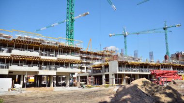 Varşova, Polonya. 9 Ağustos 2019. Artystyczny Zoliborz sahne iki inşaat. Bu modern bir konut emlak.