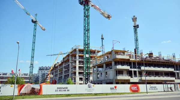 Varşova, Polonya. 9 Ağustos 2019. Artystyczny Zoliborz sahne iki inşaat. Bu modern bir konut emlak.