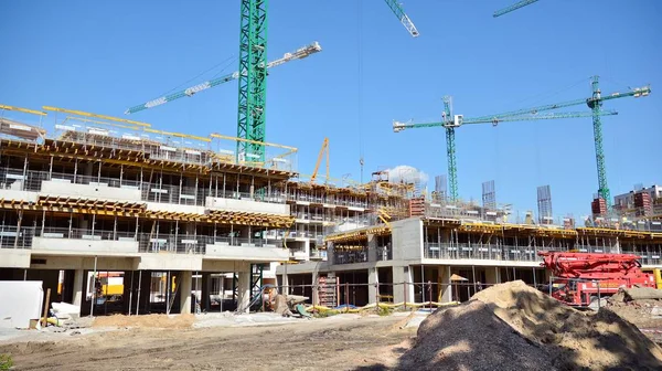 Varşova, Polonya. 9 Ağustos 2019. Artystyczny Zoliborz sahne iki inşaat. Bu modern bir konut emlak.