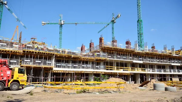 Varşova, Polonya. 9 Ağustos 2019. Artystyczny Zoliborz sahne iki inşaat. Bu modern bir konut emlak.