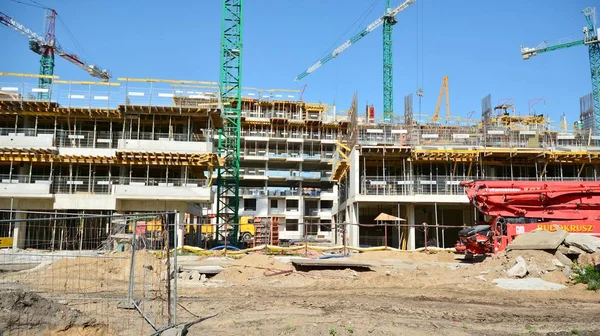 Varşova, Polonya. 9 Ağustos 2019. Artystyczny Zoliborz sahne iki inşaat. Bu modern bir konut emlak.