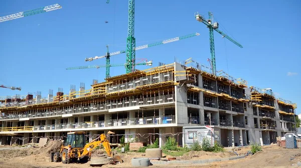 Varşova, Polonya. 9 Ağustos 2019. Artystyczny Zoliborz sahne iki inşaat. Bu modern bir konut emlak.