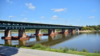 Varşova, Polonya. 22 Ağustos 2019. Varşova Vistula Nehri'nin batı tarafında Vistulan Bulvarları. Vistula nehri kıyısında gezinti